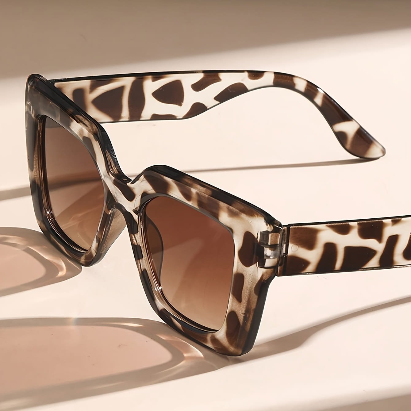 主图-00-183.jpg Sunglasses - Image 1